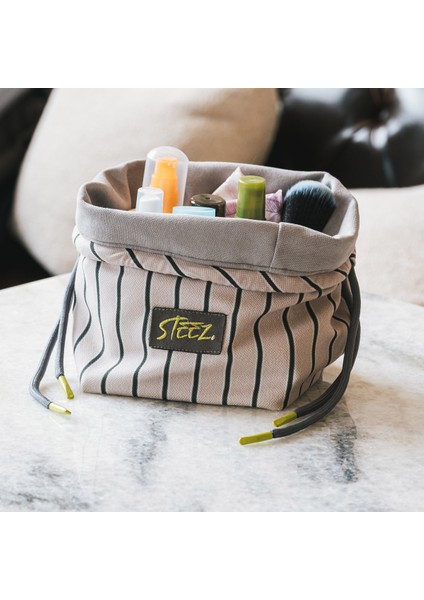 Beyaz Hafif ve Şık Seyahat Çantası, Pratik Kullanım Için Ideal Seçenektir.