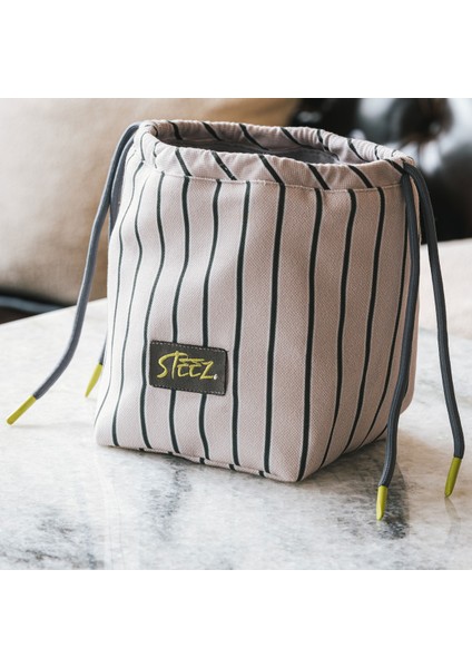 Beyaz Hafif ve Şık Seyahat Çantası, Pratik Kullanım Için Ideal Seçenektir. modelleri