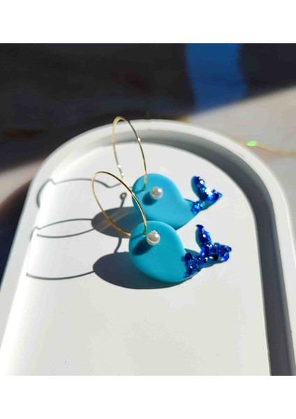 Blue Whale Tale El Yapımı Incili ve Işıltılı Mavi Balık Küpe