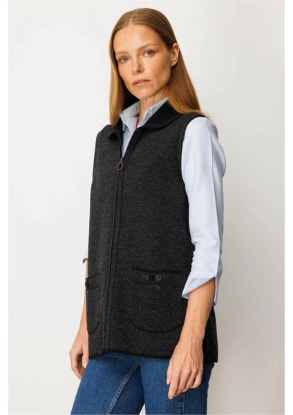 25031 Desen Triko Polo Yakası Kordene Nakış Işlemeli Fermuarlı Kısa Yelek modelleri