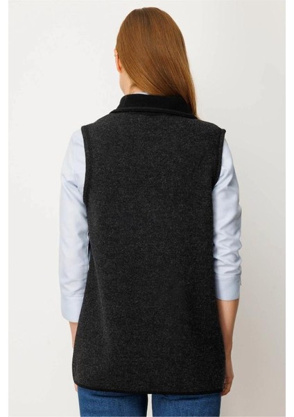 25031 Desen Triko Polo Yakası Kordene Nakış Işlemeli Fermuarlı Kısa Yelek fırsatları