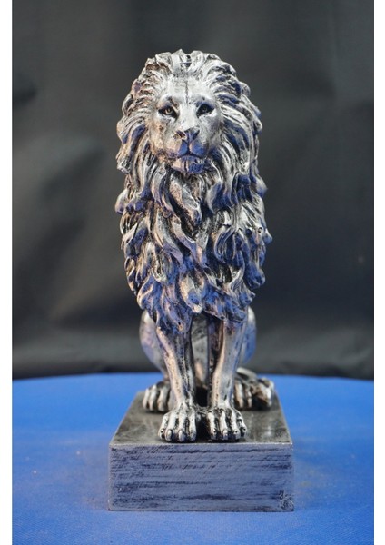 Özel Tasarım Oturan Aslan Heykel Biblo– Aslan Ev Ofis Hediyelik Dekoratif Aksesuar (22 Cm)
