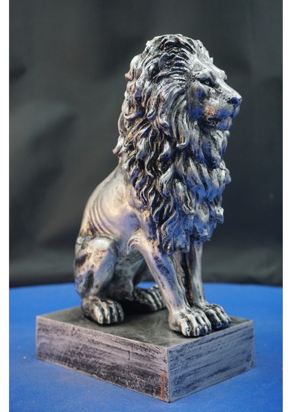 Özel Tasarım Oturan Aslan Heykel Biblo– Aslan Ev Ofis Hediyelik Dekoratif Aksesuar (22 Cm) indirimleri