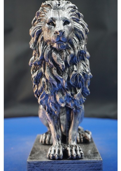 Özel Tasarım Oturan Aslan Heykel Biblo– Aslan Ev Ofis Hediyelik Dekoratif Aksesuar (22 Cm)