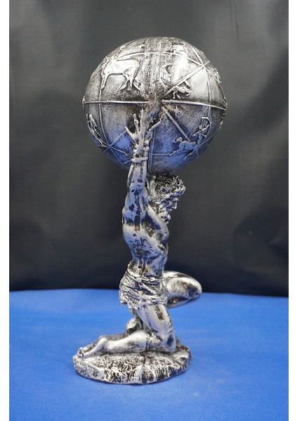 Atlas Biblo Güçlü ve Etkileyici Tasarım: 32 cm Atlas Gümüş Heykel Ev Dekor Hediyelik Aksesuar