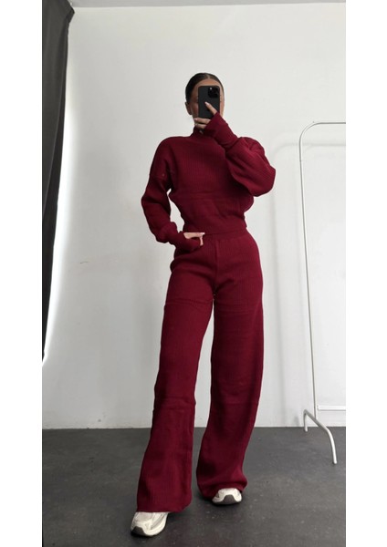 Kadın Şık Parmak Geçirme Detaylı Triko Takım – Fit Crop Üst ve Rahat Pantolon