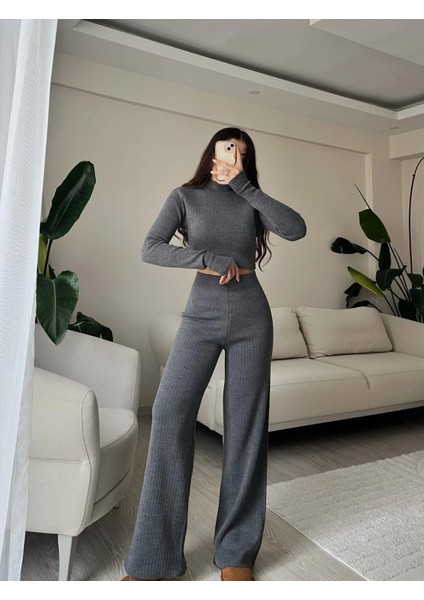 Kadın Şık Parmak Geçirme Detaylı Triko Takım – Fit Crop Üst ve Rahat Pantolon