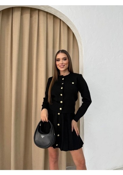 Kadın Triko Ikili Takım – Düğmeli Ceket Görünümlü Üst ve Pileli Mini Etek modelleri