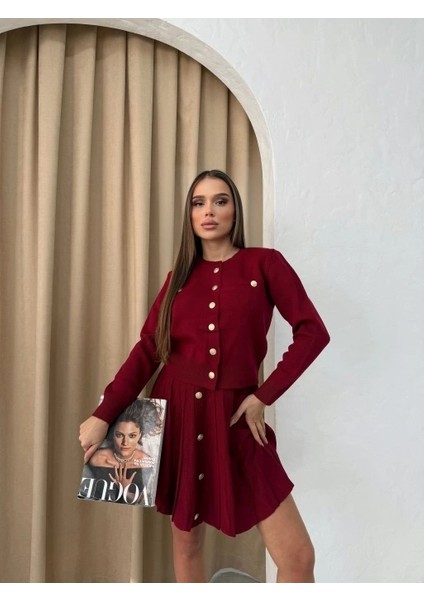 Kadın Triko Ikili Takım – Düğmeli Ceket Görünümlü Üst ve Pileli Mini Etek modelleri