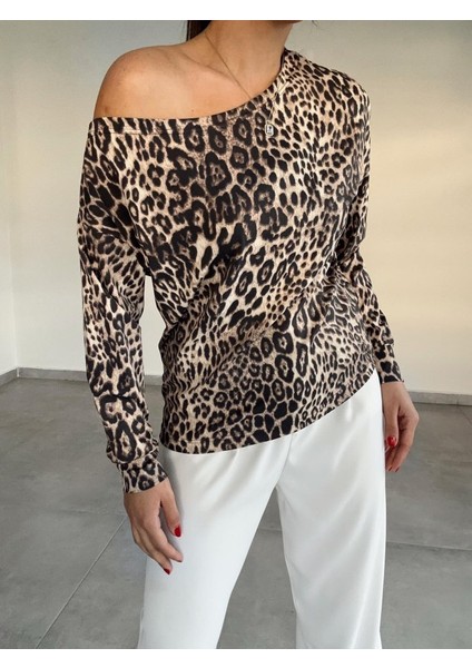 Kadın Uzun Kollu Kayık Yaka Detay Leopar Desen Bluz indirimleri