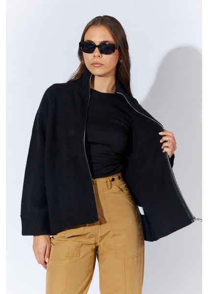 Kadın Siyah Dik Yakalı Dışardan Dkişli Fermuarlı Hırka