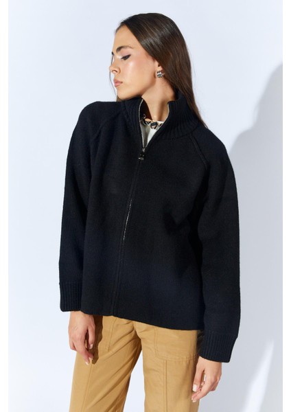 Kadın Siyah Dik Yakalı Dışardan Dkişli Fermuarlı Hırka modelleri