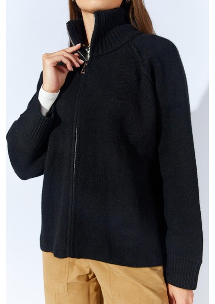 Kadın Siyah Dik Yakalı Dışardan Dkişli Fermuarlı Hırka indirimleri