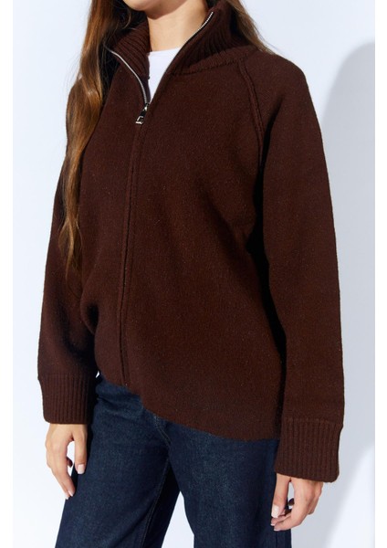 Kadın Kahve Dik Yakalı Dışardan Dkişli Fermuarlı Hırka indirimleri