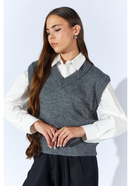 Kadın Antrasit V Yakalı Basic Süveter fırsatları