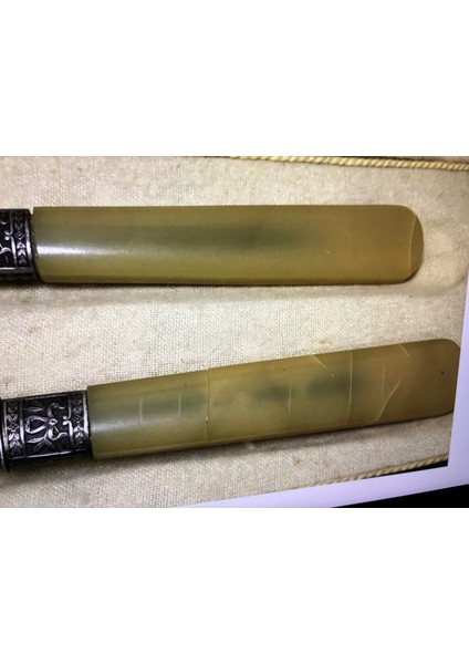 Kutusunda Fransız Servis Takımı Sap Kısımlarında Çatlak Mevcuttur Kutu Ölçüleri 32 cm 10 cm 4 fiyatları