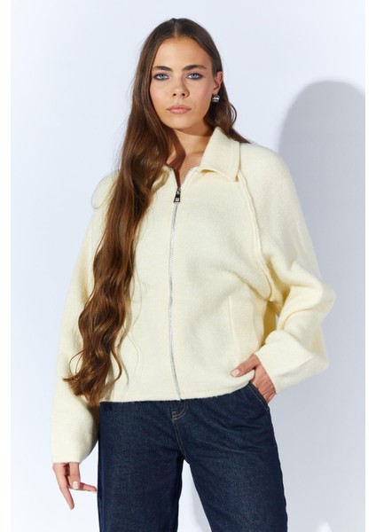 Kadın Krem Yakası Dışardan Cepli Fermuarlı Salaş Hırka