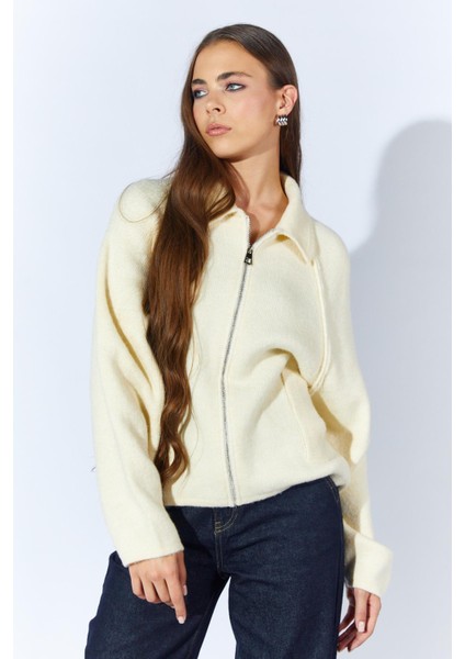 Kadın Krem Yakası Dışardan Cepli Fermuarlı Salaş Hırka modelleri