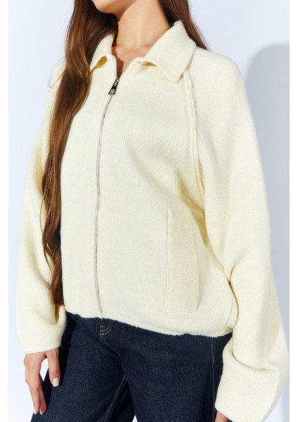 Kadın Krem Yakası Dışardan Cepli Fermuarlı Salaş Hırka fırsatları