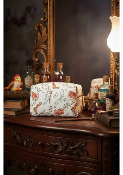 Çok Renkli Lisanslı Baskılı Makyaj Çantası, Şık ve Kullanışlı Seyahat Aksesuarı