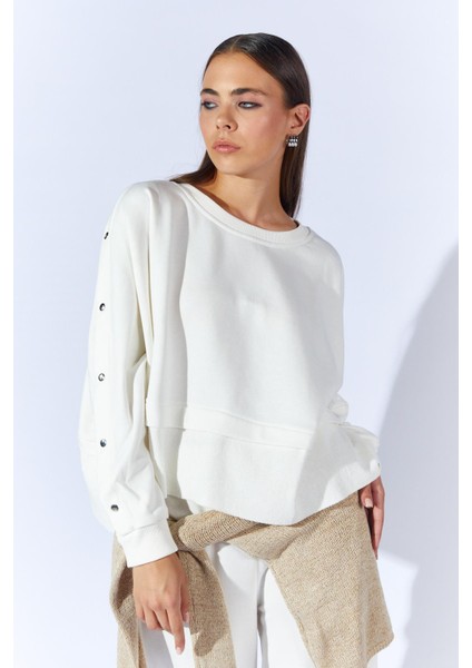 Kadın Ekru Bisiklet Yaka Kolları Çıtçıtlı Düşük Omuzlu Sweatshirt fiyatları