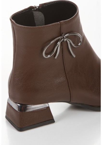 Kadın Kahverengi Kısa Yan Tokalı Kalın Topuklu Sivri Burunlu Bot Cnr1 modelleri
