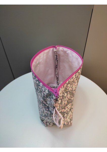 Çiçek Desenli Nakış Detaylı Şık Makyaj Çantası, Pratik ve Şık Tasarım