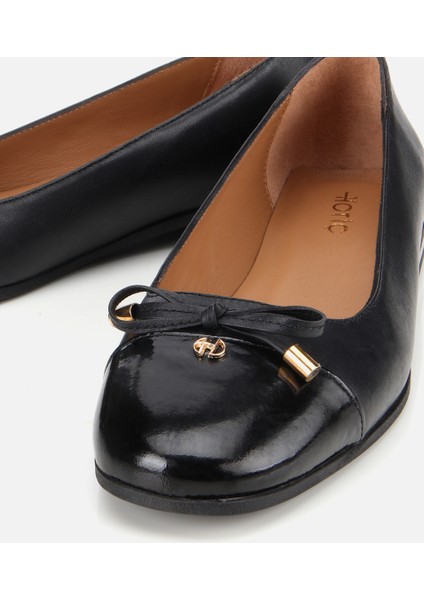 01AYH313530A100 KADIN Rugan Deri Siyah Fiyonk Detaylı Babet modelleri
