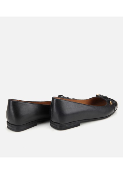 01AYH313530A100 KADIN Rugan Deri Siyah Fiyonk Detaylı Babet fırsatları