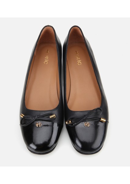 01AYH313530A100 KADIN Rugan Deri Siyah Fiyonk Detaylı Babet
