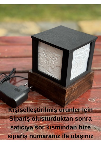 Kişiye Özel Fotoğraf Küp Lamba – Ahşap Tabanlı, Prizle Çalışan Dekoratif Işık