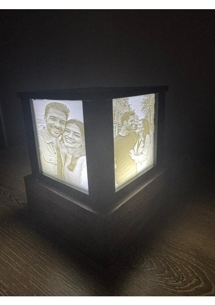 Kişiye Özel Fotoğraf Küp Lamba – Ahşap Tabanlı, Prizle Çalışan Dekoratif Işık fiyatları