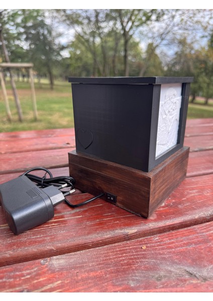 Kişiye Özel Fotoğraf Küp Lamba – Ahşap Tabanlı, Prizle Çalışan Dekoratif Işık