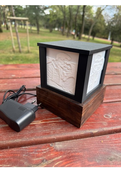 Kişiye Özel Fotoğraf Küp Lamba – Ahşap Tabanlı, Prizle Çalışan Dekoratif Işık