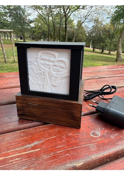 Kişiye Özel Fotoğraf Küp Lamba – Ahşap Tabanlı, Prizle Çalışan Dekoratif Işık