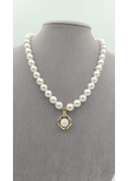 Altın Rengi Çerçeveli Inci Kolye – Zarafetin Kalbinde Tek Bir Dokunuş