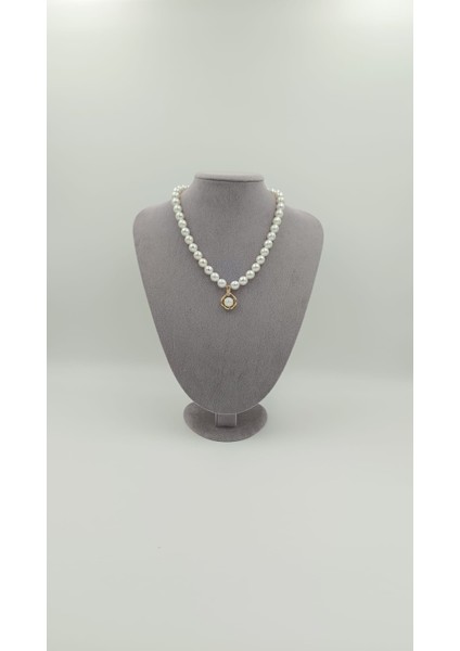 Altın Rengi Çerçeveli Inci Kolye – Zarafetin Kalbinde Tek Bir Dokunuş modelleri