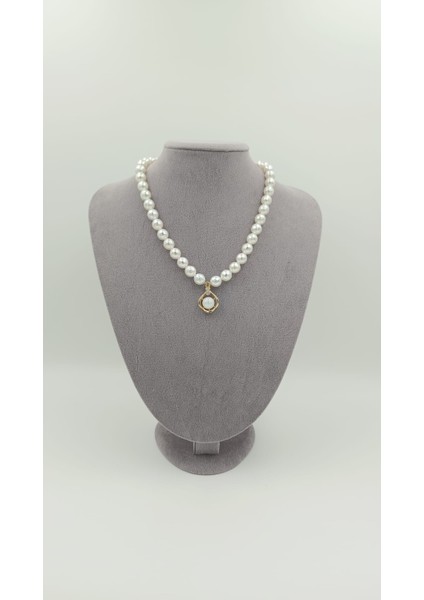 Altın Rengi Çerçeveli Inci Kolye – Zarafetin Kalbinde Tek Bir Dokunuş fırsatları