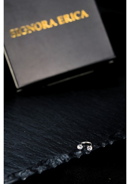 Iki Ucu Yuvarlak Içine Giren Taşlı Hem Tragus Hem Kıkırdak Piercing