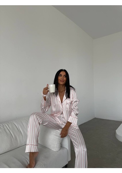 Pudra Pembesi Geniş Beyaz Çizgili Uzun Saten Pijama Takımı