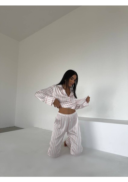 Pudra Pembesi Geniş Beyaz Çizgili Uzun Saten Pijama Takımı fiyatları