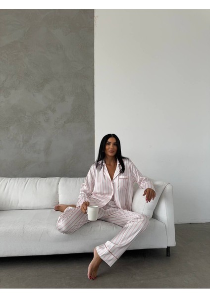 Pudra Pembesi Geniş Beyaz Çizgili Uzun Saten Pijama Takımı modelleri