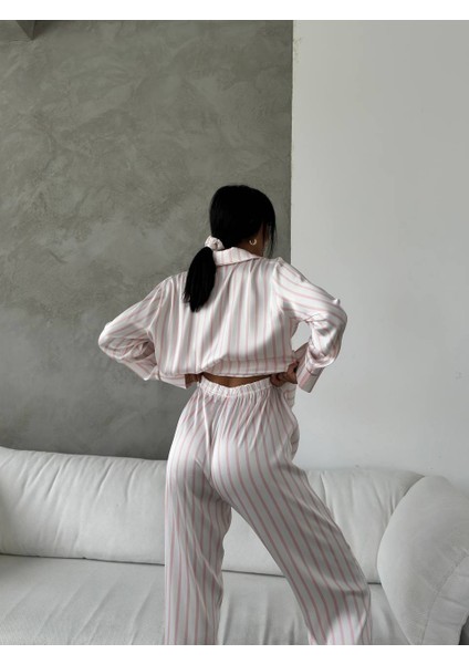 Pudra Pembesi Geniş Beyaz Çizgili Uzun Saten Pijama Takımı fırsatları