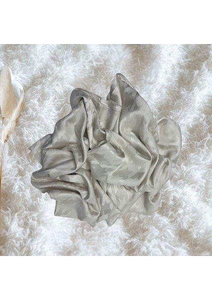 Kazayağı Desenli Jakarlı Krem Şal