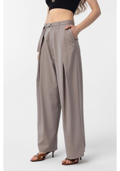 Bej Kemerli Pilili Kadın Pantolon