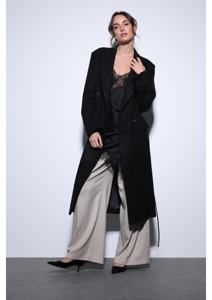 Siyah Kemerli Kruvaze Kadın Kaban