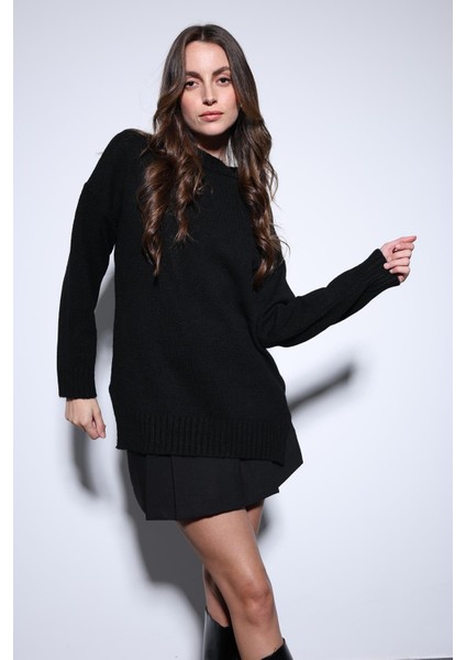 Siyah Yırtmaç Detaylı Kadın Kazak