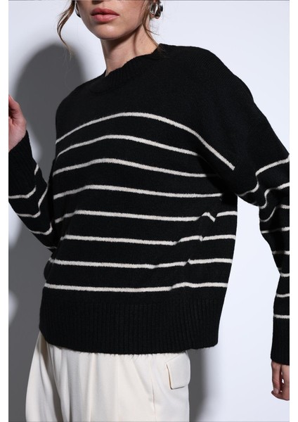 Siyah Çizgili Triko Kazak fırsatları