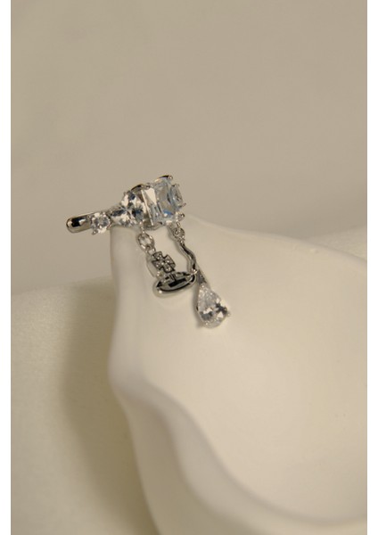 Üzeri Yuvarlak,kalp ve Baget Taşları Olan Damla Model Sallantılı Uçlu Earcuff fiyatları