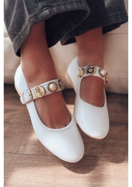 Brosta Mat Deri Toka Detaylı Beyaz Kadın Babet